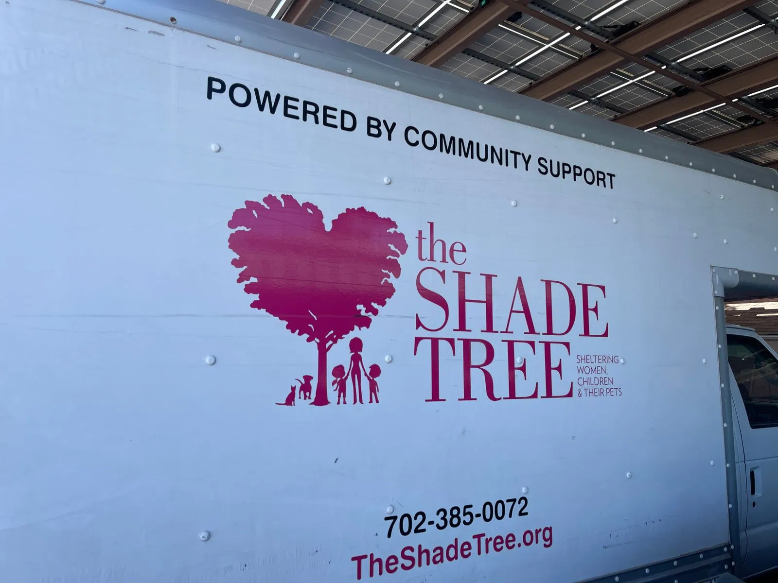 Amazon hace alianza con The Shade Tree