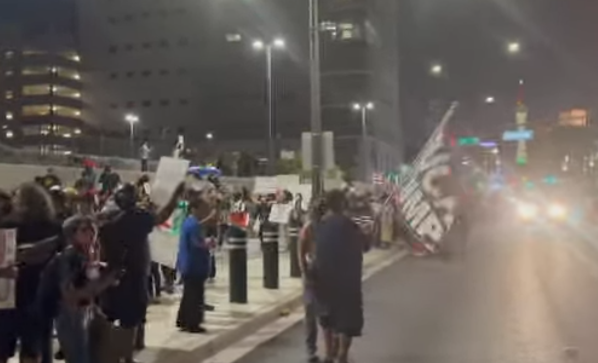 Protesta en el centro de Las Vegas deja 94 arrestos y 4 policías heridosAuto Draft
