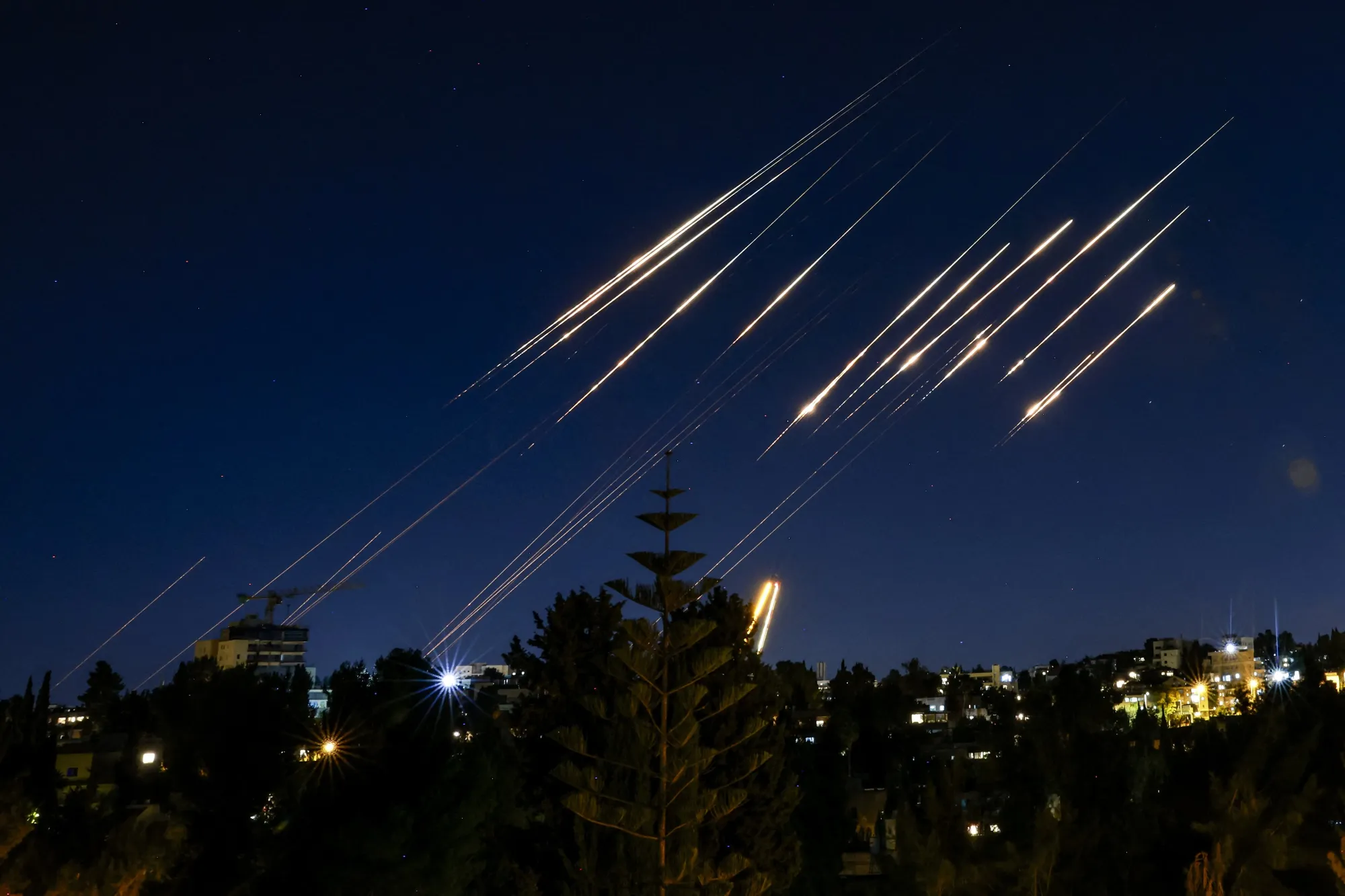 Dudan de efectividad de bombardeos de Trump en Irán