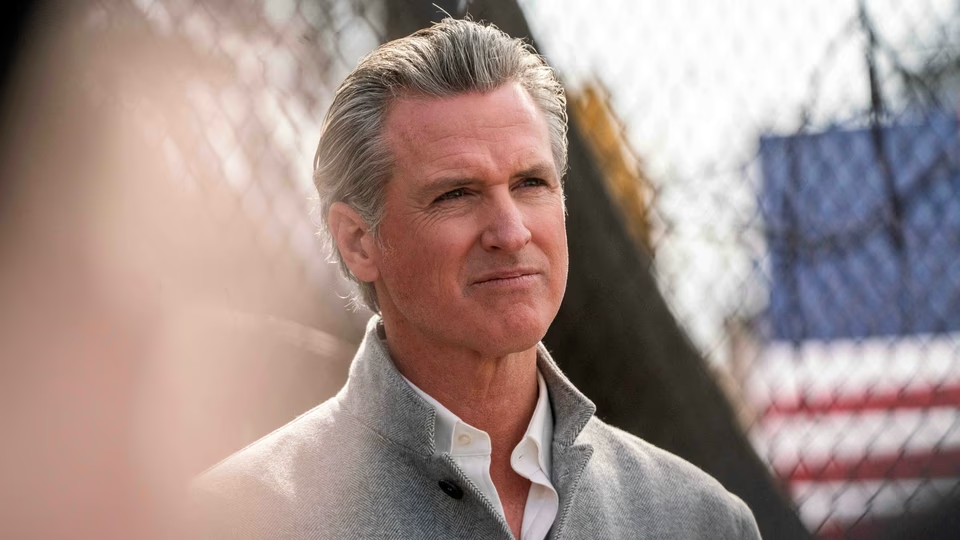 NEWSOM ENFRENTA A TRUMP Y SE CONVIERTE EN LA VOZ DEMÓCRATA MÁS FIRME