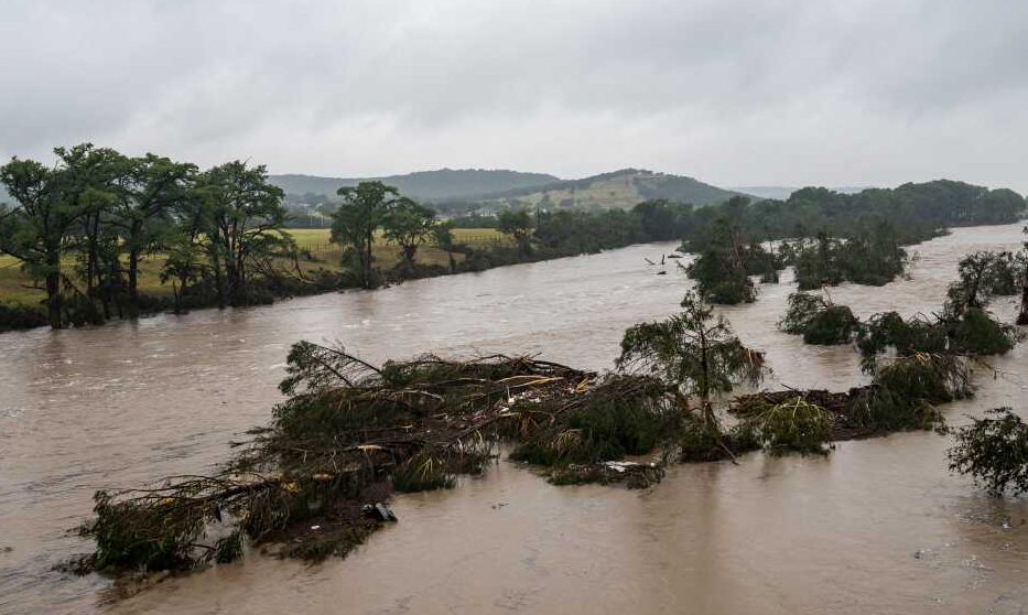 Retrasos en FEMA por regla de Kristi Noem complicaron respuesta a inundaciones en Texas