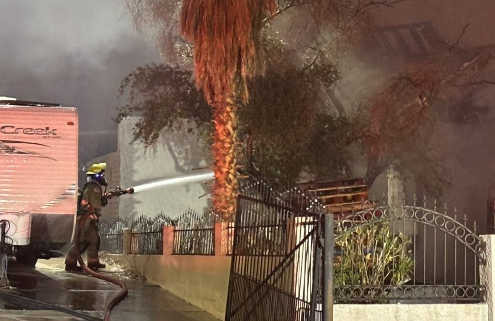 Incendio residencial moviliza a bomberos del condado Clark en el este del valle