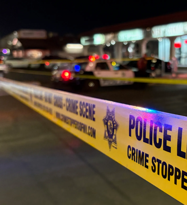 “El que a hierro mata…” Dos personas mueren tras apuñalarse en edificio de apartamentos del centro