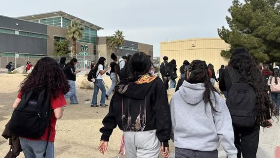 ESTUDIANTES PROTESTAN EN PREPARATORIAS DE LAS VEGAS CONTRA OPERATIVOS MIGRATORIOS