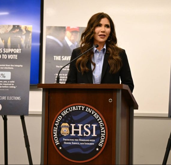 VISITA DE KRISTI NOEM A ARIZONA DESATA RUMORES, CRÍTICAS Y NUEVO DEBATE SOBRE ELECCIONES