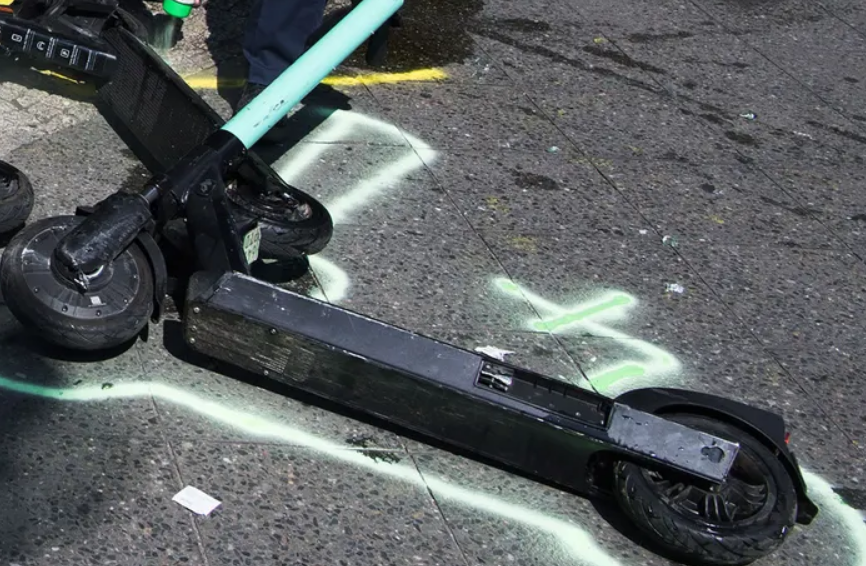 Accidente grave en scooter eléctrico deja a adulto mayor lesionado y revive debate por falta de regulación