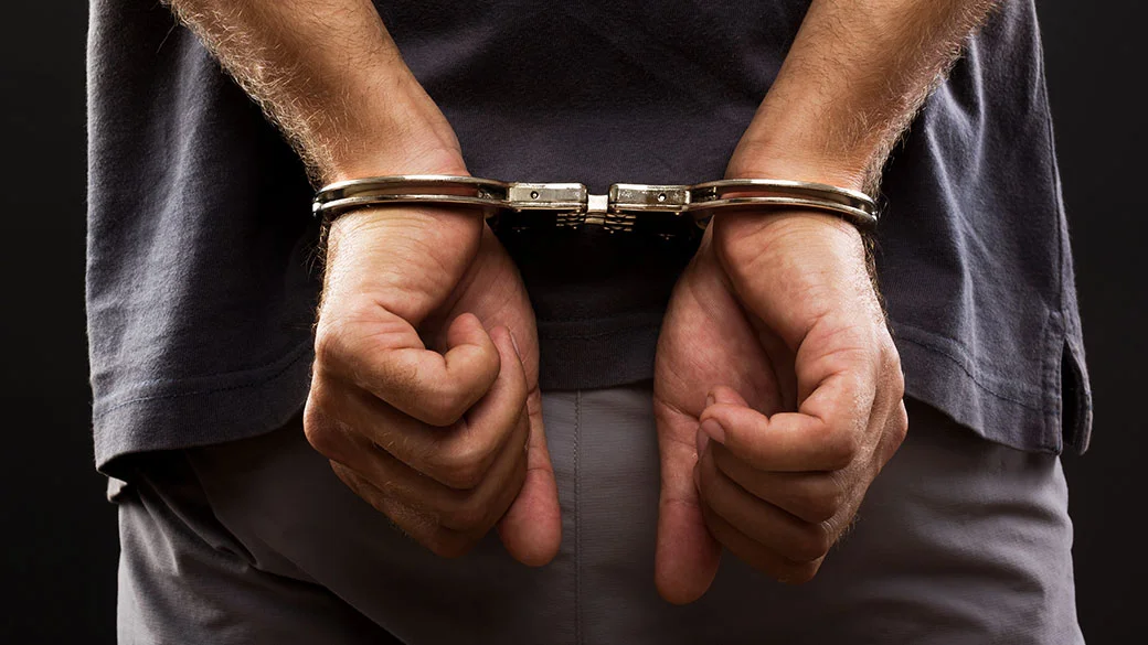 Broma sobre “bombardeos” deriva en detención migratoria y deportación