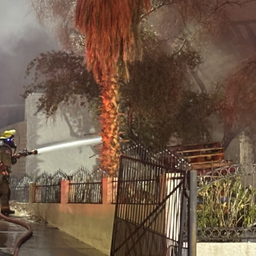 Incendio residencial moviliza a bomberos del condado Clark en el este del valle