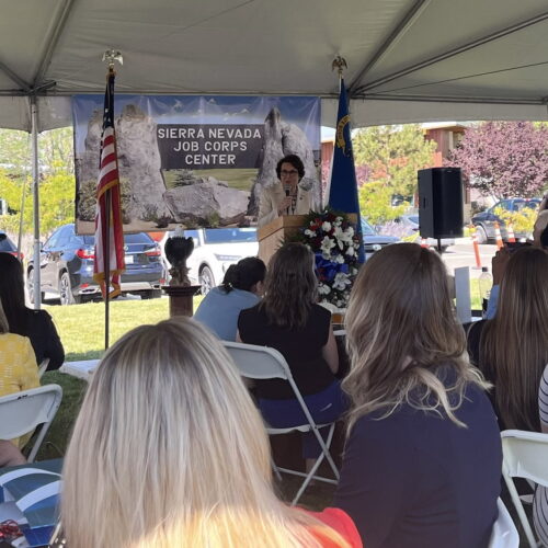 Celebra Senadora Jacky Rosen aniversario de Job Corps