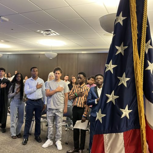 LULAC condena suspensión de juramentos de ciudadanía y acusa abuso de poder