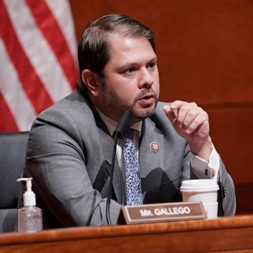 Senadores de Arizona presentan ley para frenar el uso excesivo de la fuerza por parte de ICE