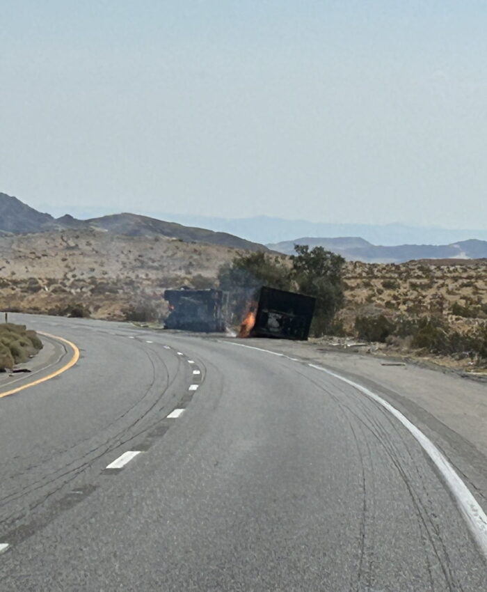 Cierran I-15 por incendio en camión con baterías