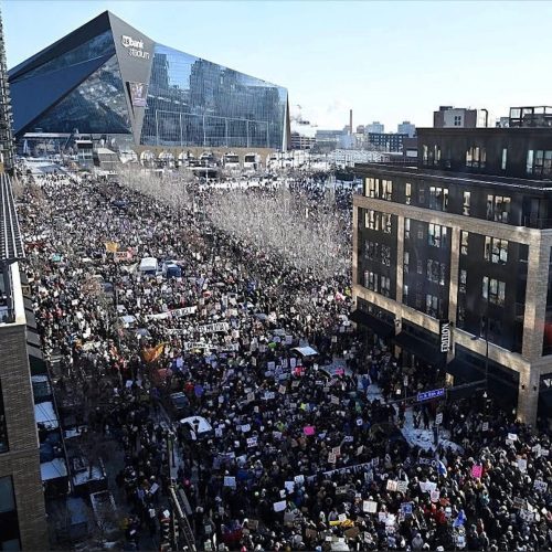 Miles protestan en Minneapolis contra operativo migratorio federal pese a frío extremo