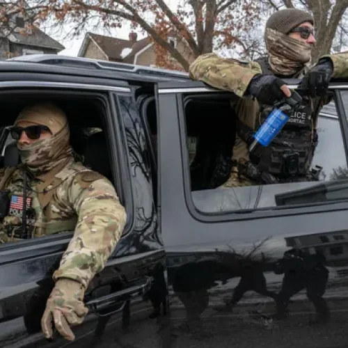 ADMINISTRACIÓN DEL PRESIDENTE DONALD TRUMP OTORGA CONTRATOS MILLONARIOS A EMPRESAS PRIVADAS PARA RASTREAR MIGRANTES