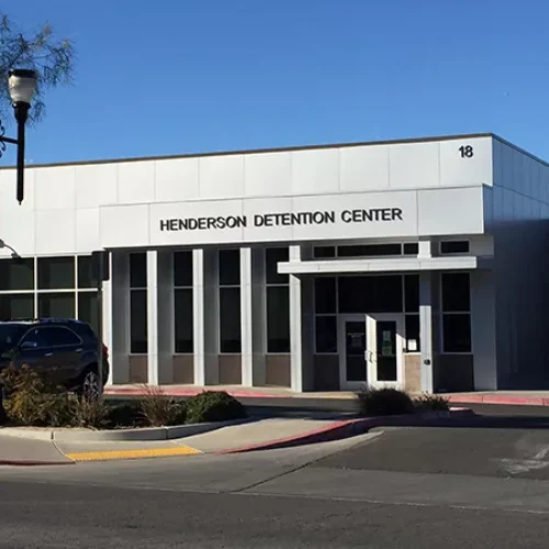 Piden cancelar acuerdo entre Henderson e ICE durante reunión del Concejo Municipal