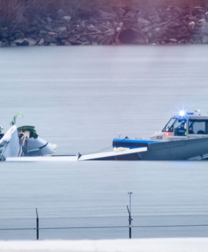 Reportan menos trabajadores de lo habitual en torre de control durante accidente aéreo en Washington